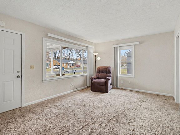 4th image of 91 Cedar Ave N