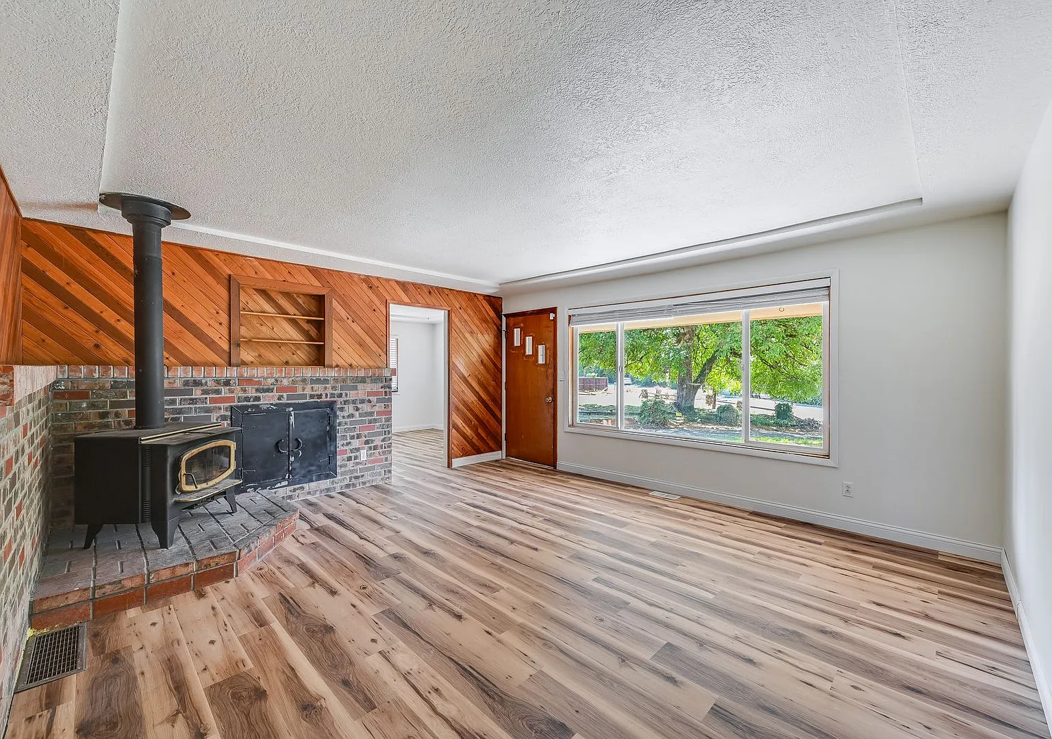 Rare 7-acre property - renovated 3 bed, 2 bath home, with powered barn! — Photo 4
