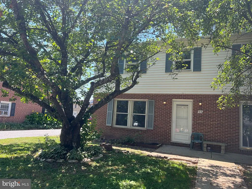 3 bed, 1.5 bath, 1342 sqft, $2,400 — Photo 1