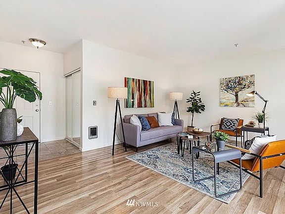 5th image of 2117 N 107th St Unit 402