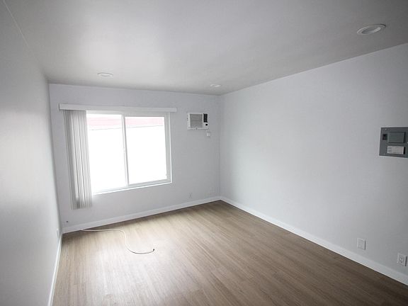 4th image of 1562 Barry Ave APT 10