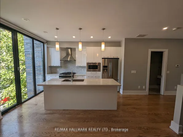 75 Saulter St, Toronto, ON M4M 2H8