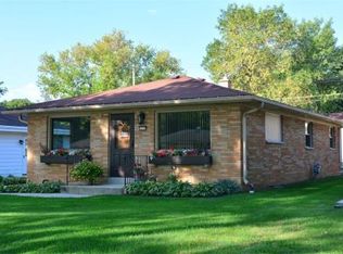 2219 N 117th St, Wauwatosa, WI 53226