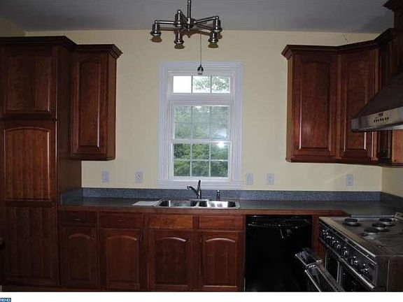 5th image of 684 Fox Run Rd