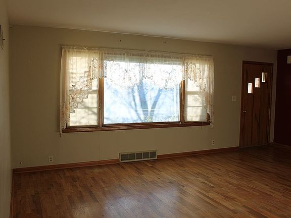 3rd image of 700 N Main St