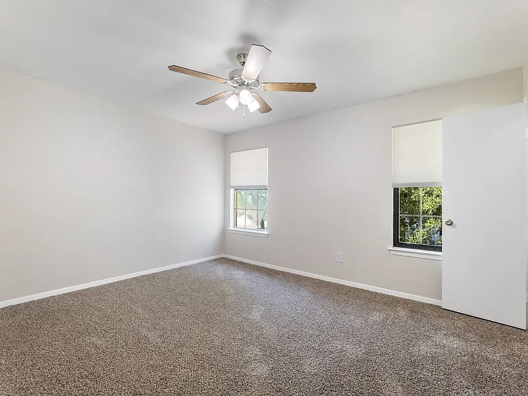 210 W Lake Dr — Photo 6