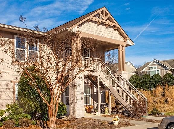 End unit with easy and abundant parking