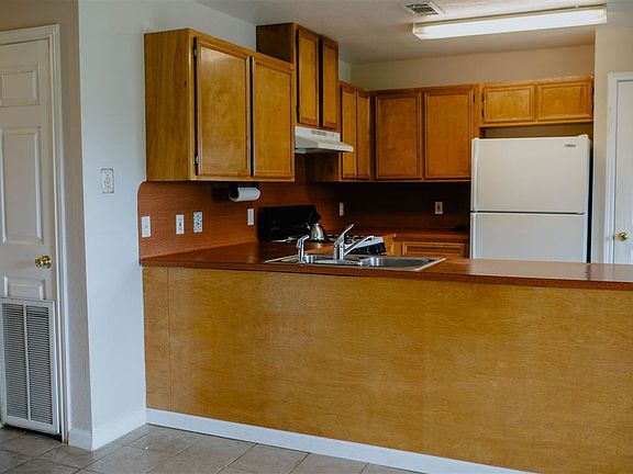 4th image of 2390 Kings Court St