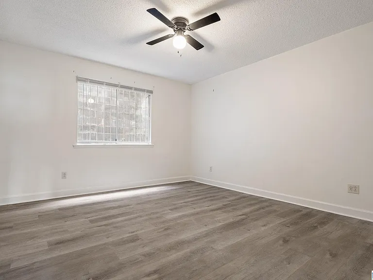 2409 Arlington Cres #D — Photo 25