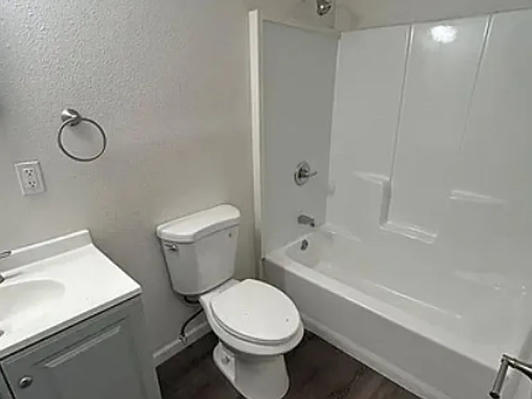 733 Saint Nicholas Dr — Photo 4