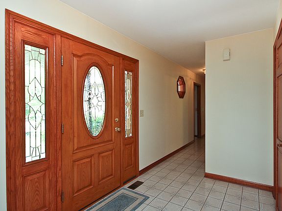 2nd image of 877 Braintree Ln