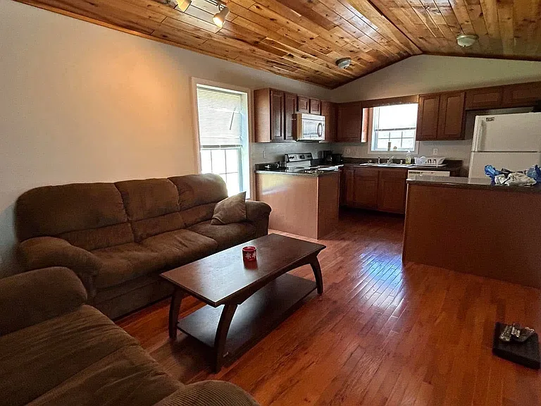 305 Lyons Ave #X — Photo 2