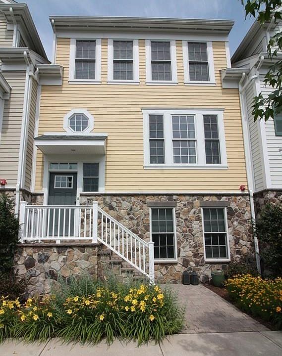 1st image of 70 Parkview St