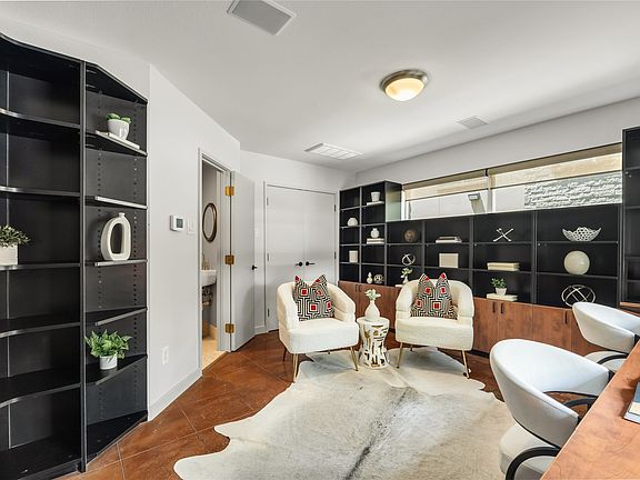 5th image of 2313 Clark St