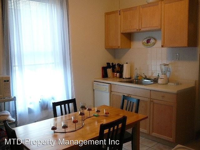 2nd image of 2045 N Winchester Ave APT 3R