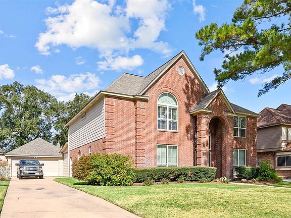 This home is located on a quiet cul-de-sac street and is exceptionally clean and well maintained.