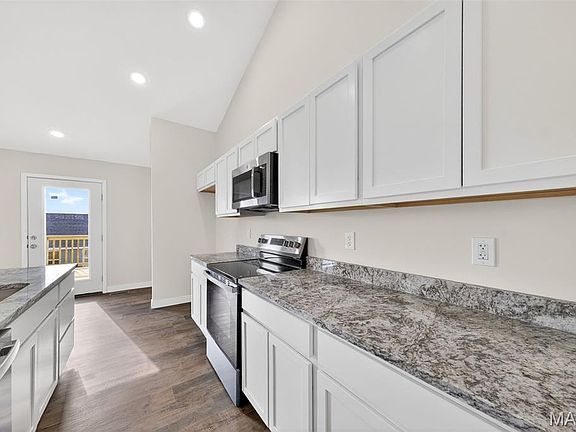 4th image of 276 Railroad St