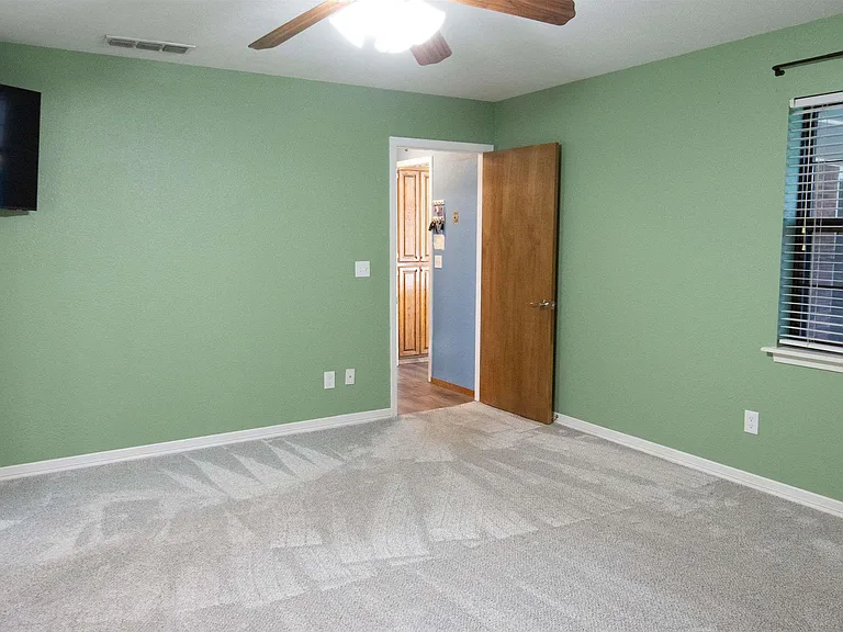 2811 Cromwell Ave — Photo 15