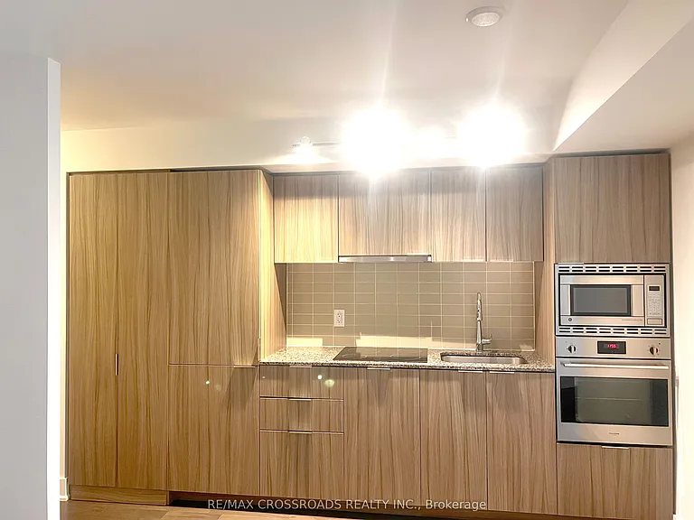 955 Bay St #914 — Photo 6