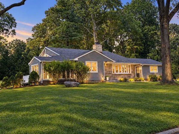 19 Bunkerhill Dr, Huntington, NY 11743