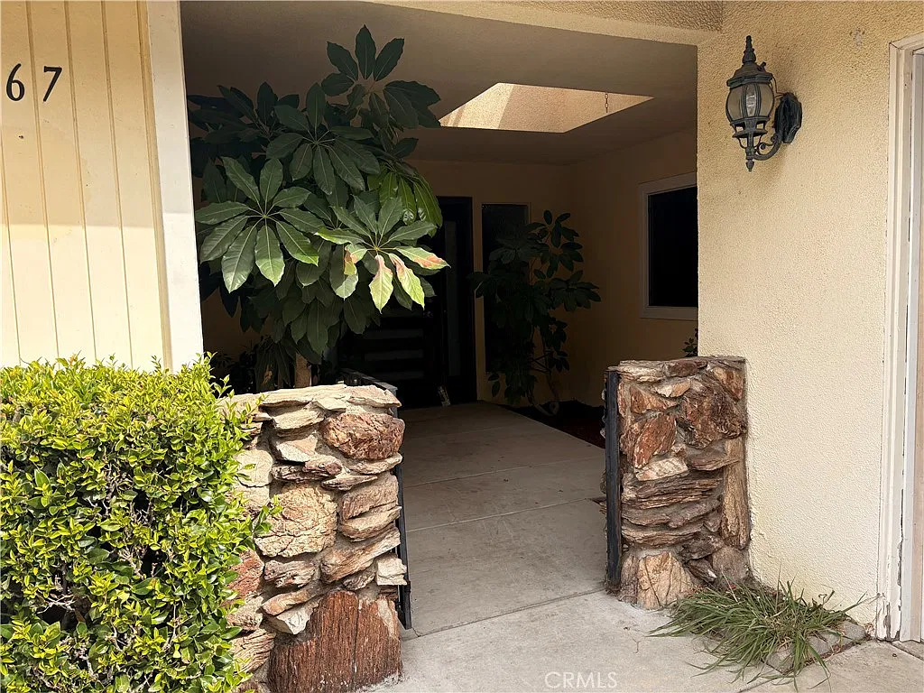4 bed, 2042 sqft, $3,800 — Photo 2