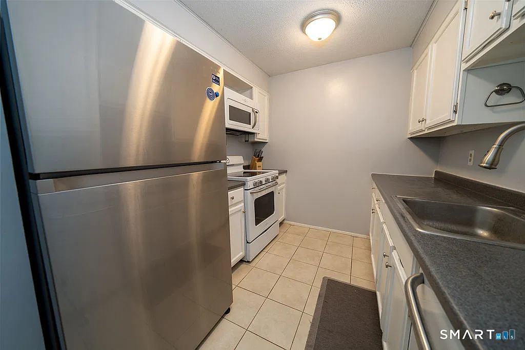 1 bed, 1.0 bath, 937 sqft, $2,400 — Photo 2