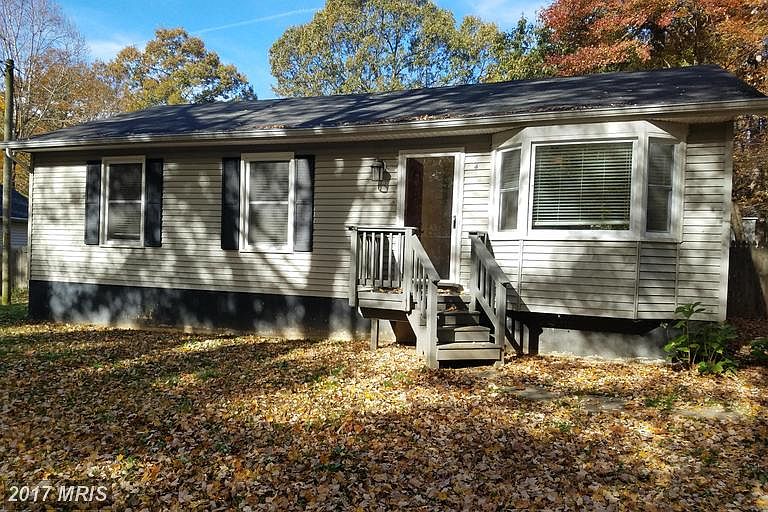 1st image of 4 Oak Ln