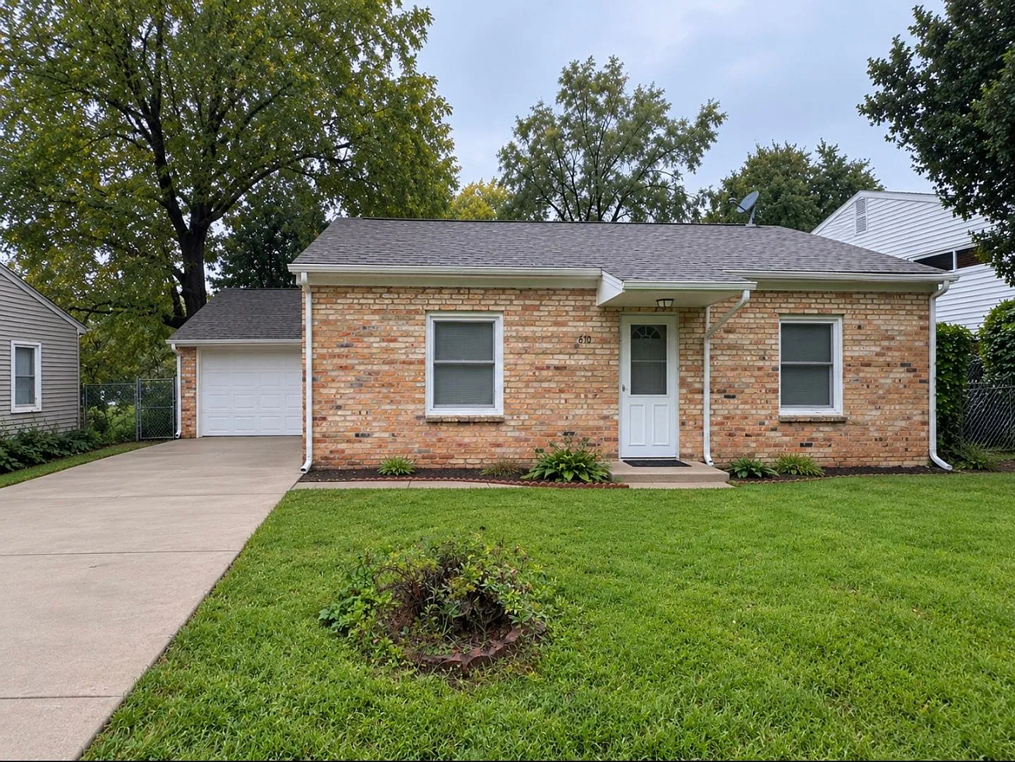 $1,450 | 2 Bedroom, 1 Bathroom House | *Pet Friendly | Available for Immediate Move In! — Photo 1