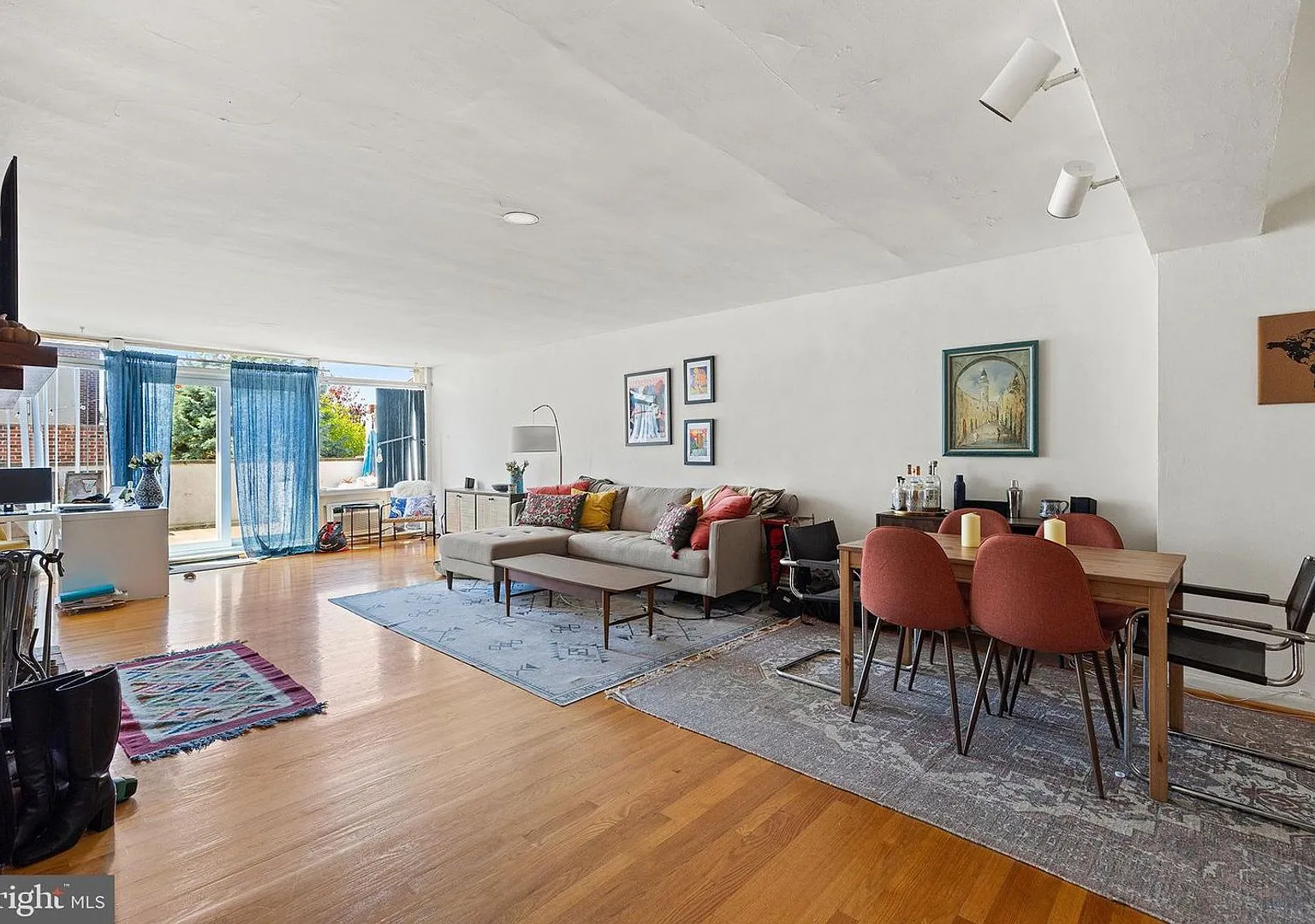 Bright one bedroom with private deck — Photo 3