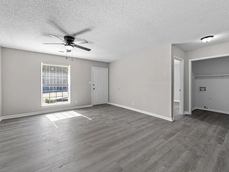 Roberts Lane Apartments — Photo 18