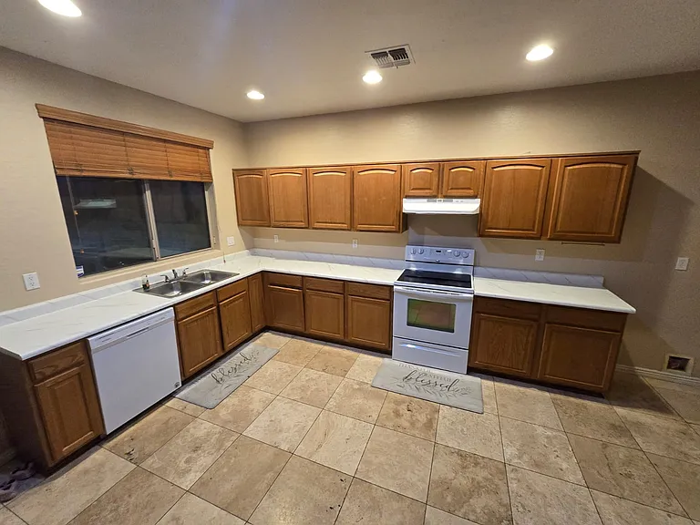 3205 W Pleasant Ln — Photo 9