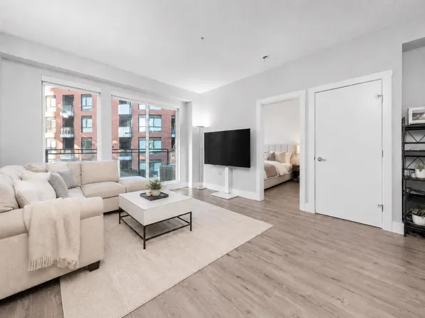 3588 Sawmill Cres #309, Vancouver, BC V5S 0E3
