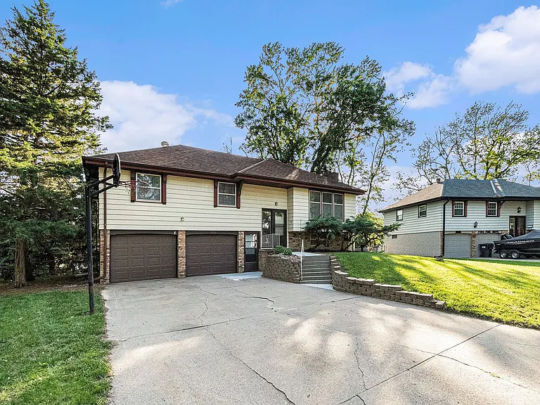 7208 Pine Dr — Photo 2