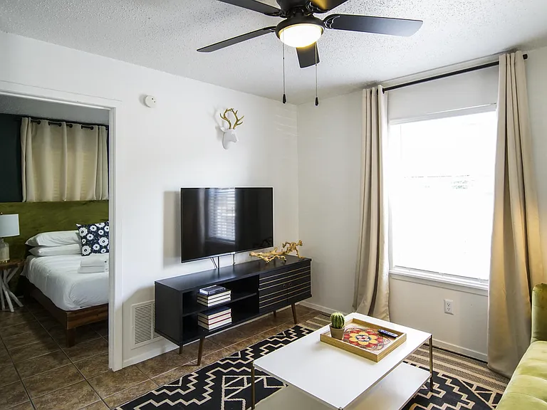 Town Lake Villas — Photo 7