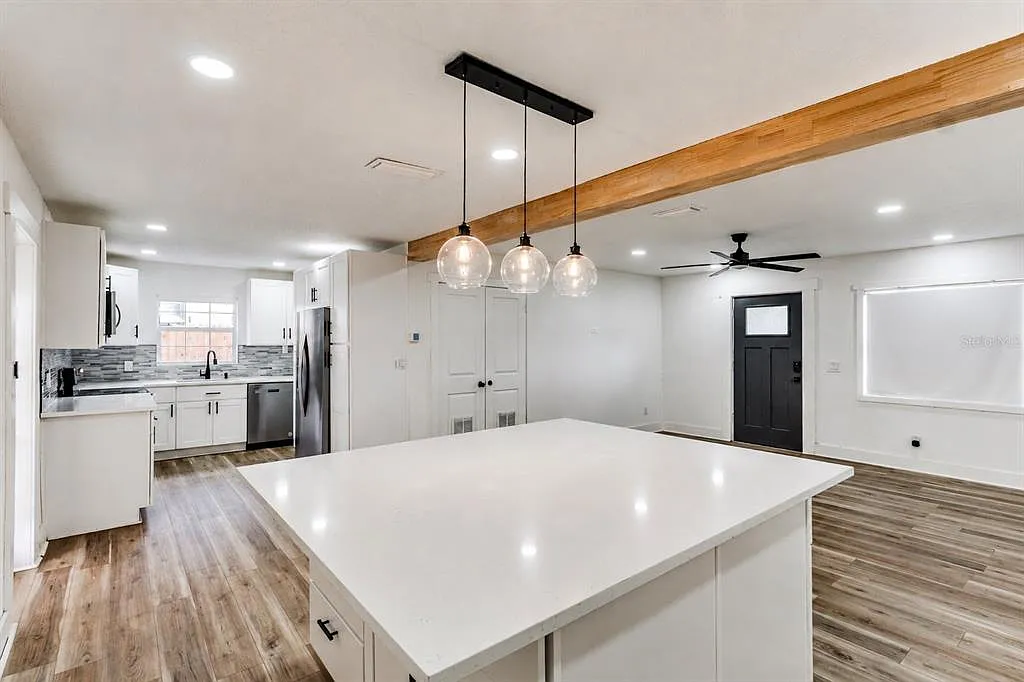 3 bed, 2.0 bath, 1054 sqft, $2,395 — Photo 4