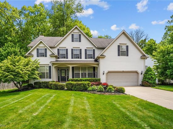 3321 Crown Pointe Dr, Stow, OH 44224