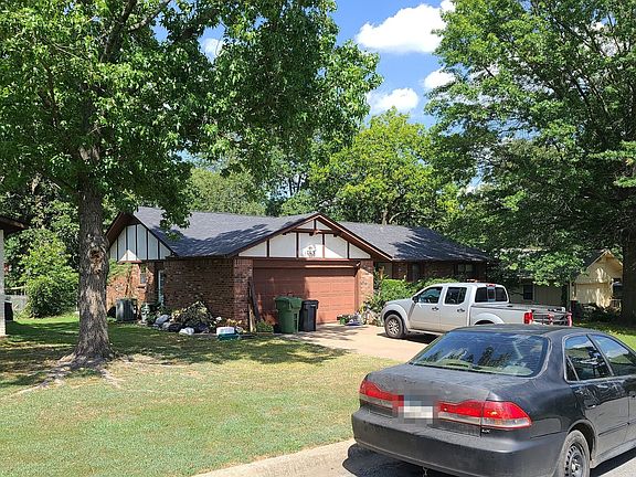 3rd image of 705 N Woodland Dr