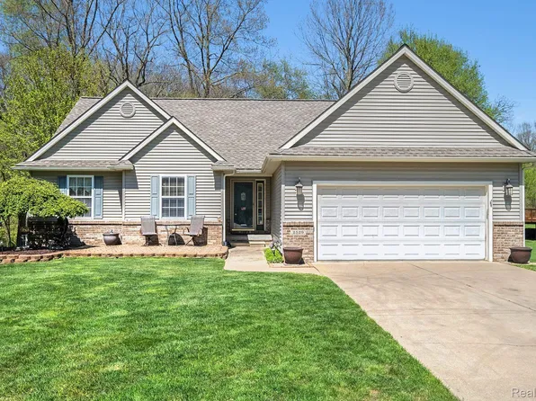 2529 Birchwood Dr, Howell, MI 48855