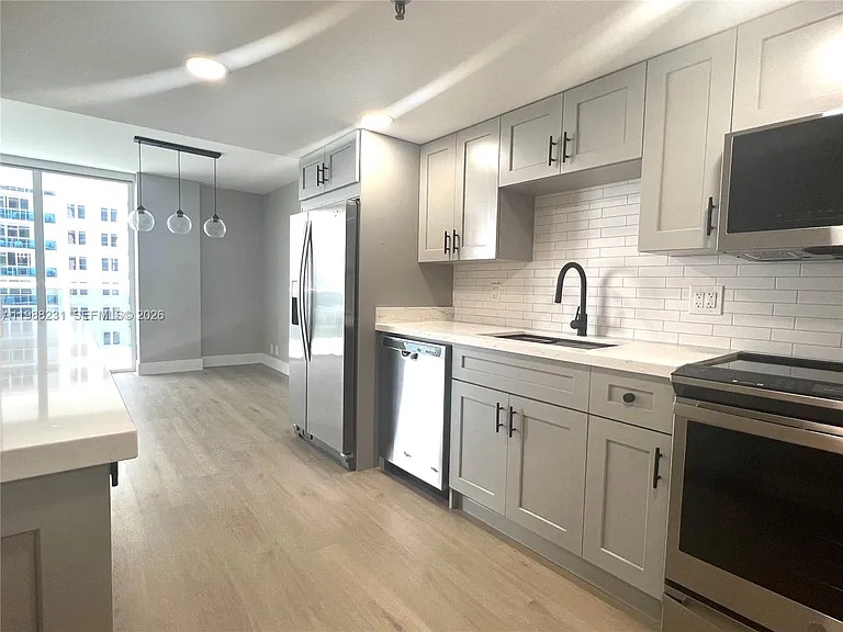 2401 Collins Ave #803 — Photo 4