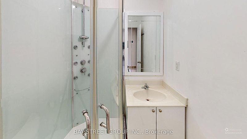 Toronto House for rent - 4 Bedrooms — photo 6