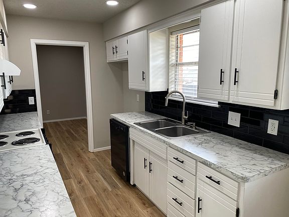 3rd image of 617 Lisa Ln