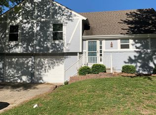 15432 S Summertree Ln, Olathe, KS 66062