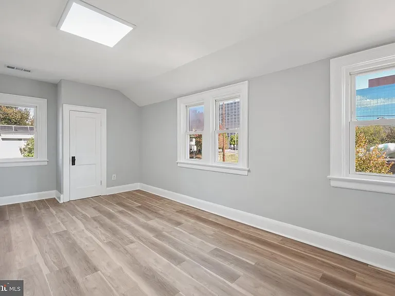 2500 S Eads St — Photo 14