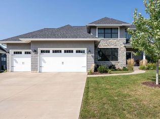4714 Lakeside Dr, Bettendorf, IA 52722