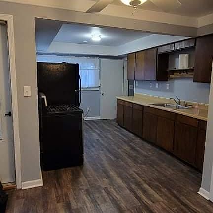 2nd image of 35640 Glen St
