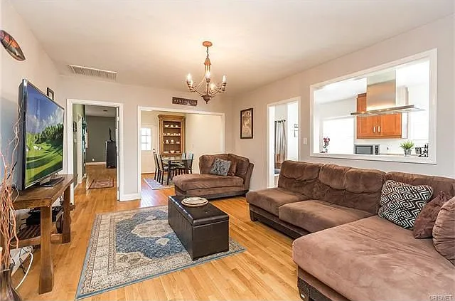 2530 S Bentley Ave — Photo 9
