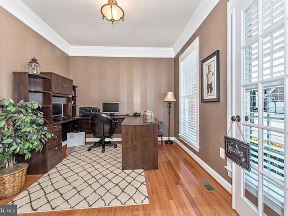 3rd image of 705 Glenbrook Dr