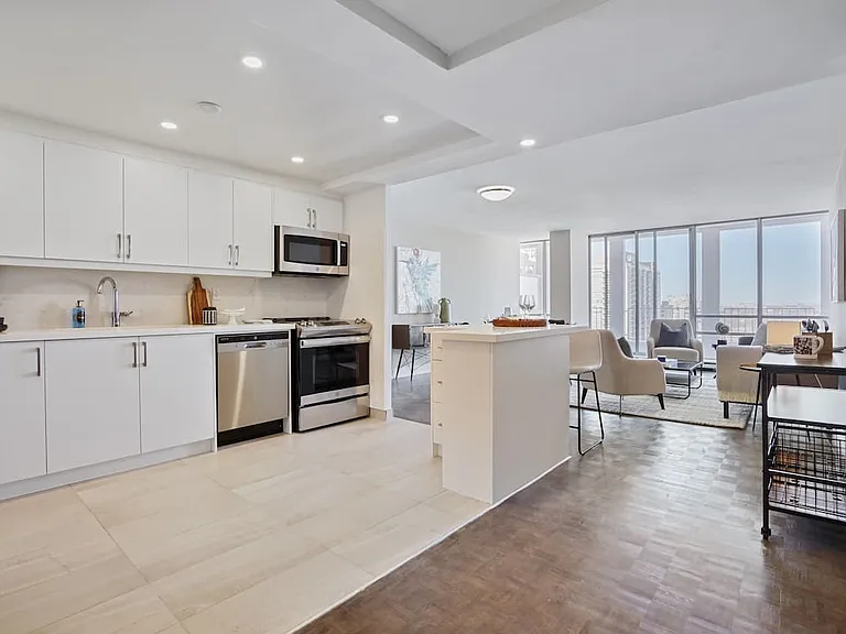 330 Spadina Rd — Photo 1