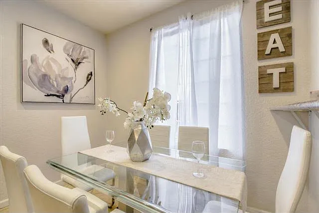 3 bed, 1100 sqft, $3,300 — Photo 4
