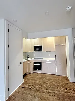 Rented by SERHANT. | media 5